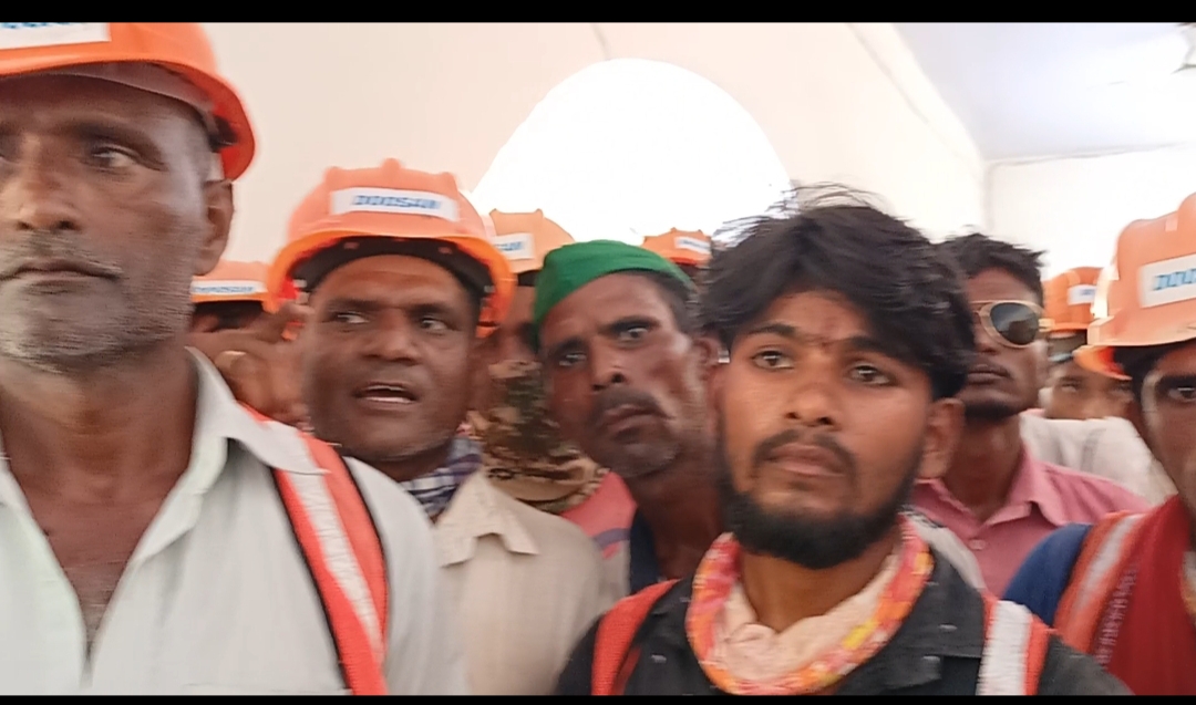 जवाहरीय तापी परियोजना के मजदूरों ने आकर अपना दुख व्यक्त किया